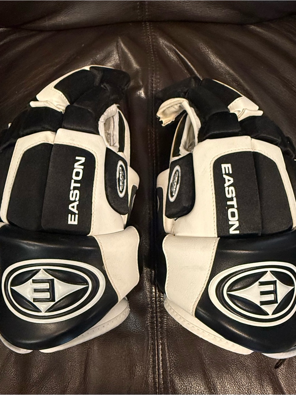 New Easton Hockey Gloves, worn 2 or 3 times. Size: 13”/33cm (senior)